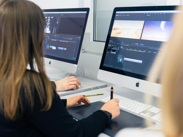 Studierende am Grafiktablett im Computerraum am Campus