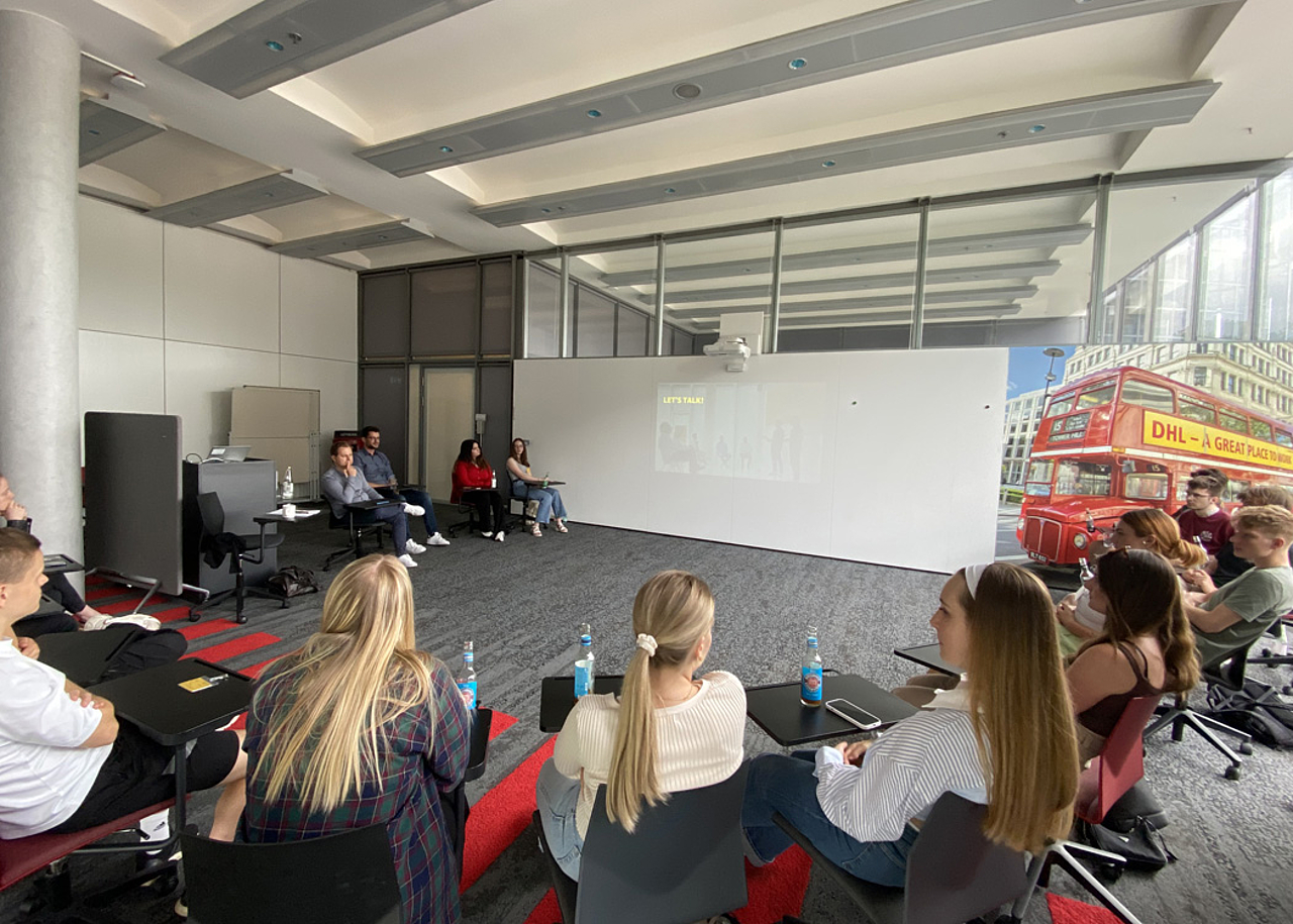 HMKW-Studierende des B.A. Journalismus und Unternehmenskommunikation erhalten Einblick in die Arbeit der Kommunikationsabteilung der Deutsche Post und DHL Group.