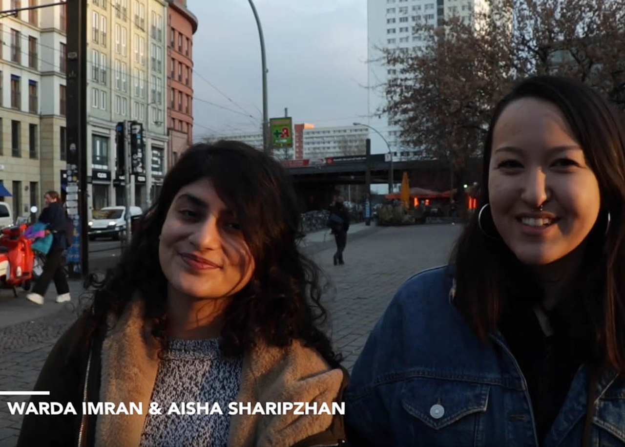 Warda Imran (links) mit ihrer Kommilitonin Aisha Sharipzhan beim Videodreh während des Workshops Talent Campus_Video