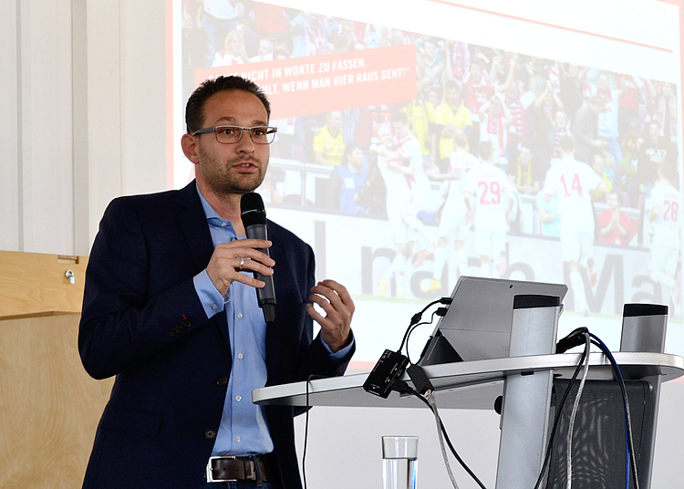 Tobias Kaufmann (Leiter Medien und Kommunikation, 1. FC Köln) bei seinem Vortrag an der HMKW Köln