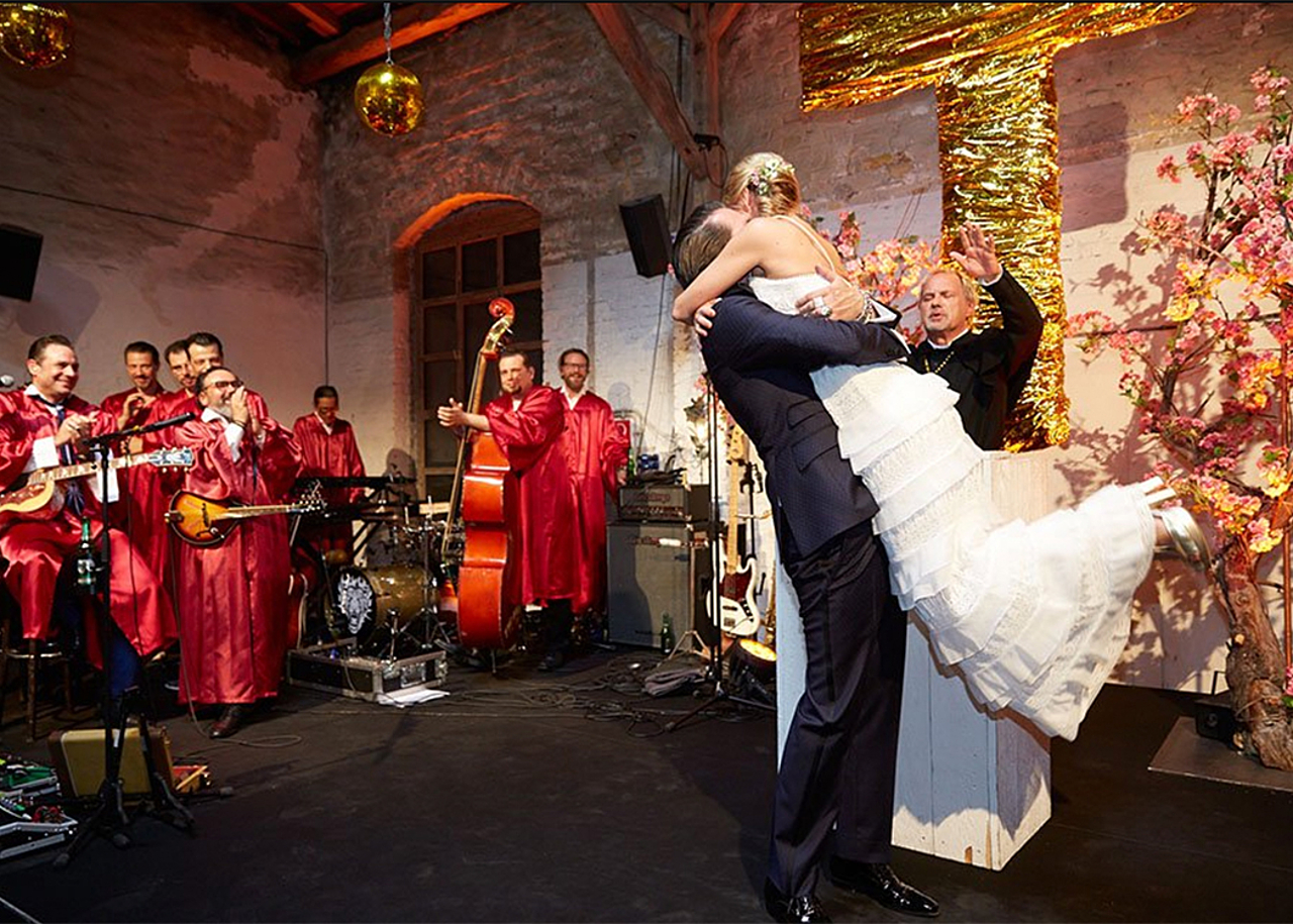 Johanna und Alec Völkel feiern ihre Traumhochzeit mit 160 Gästen.