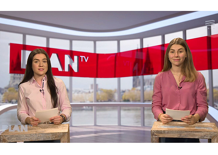 Patricia Hilger und Benita Blischke (v.l.n.r.) moderieren die Sendung „Die HMKW wills wissen“.