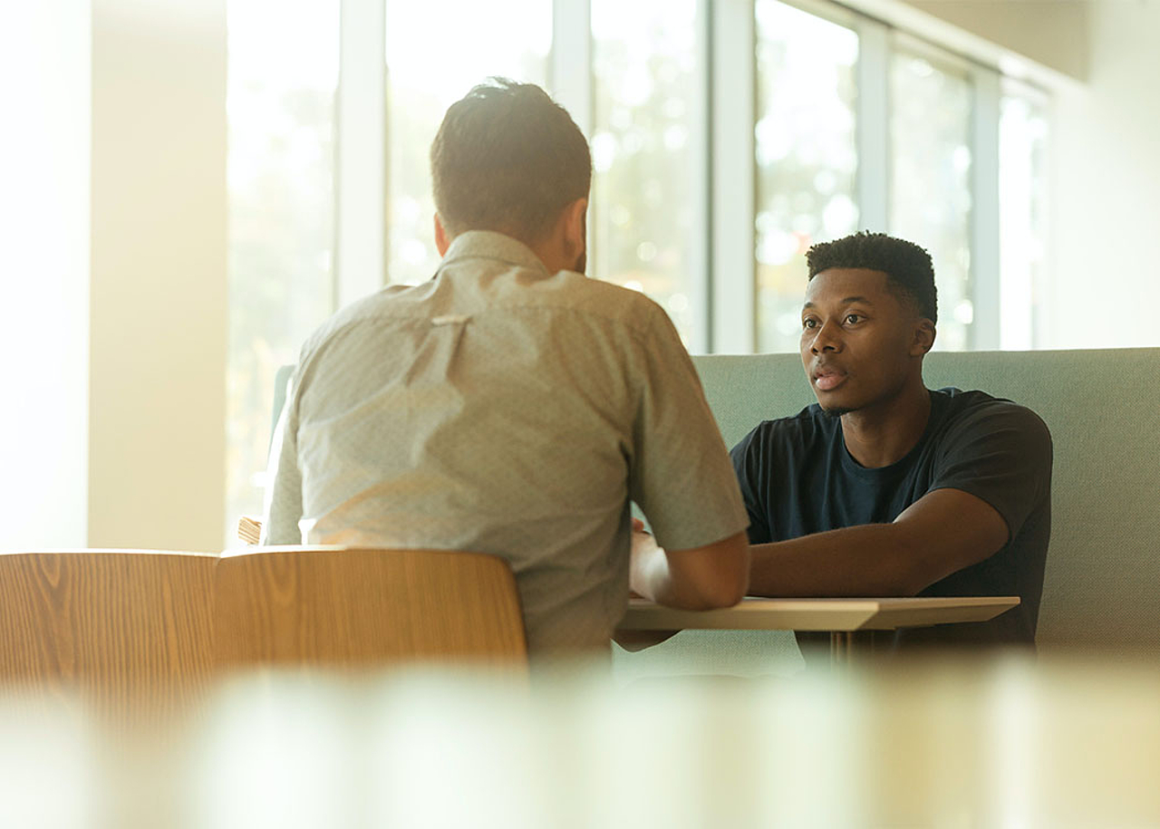 Für den Beruf des Feel-Good-Managers sind vor allem gutes Einfühlungsvermögen, Kommunikationsstärke sowie wirtschaftliches Knowhow von großer Wichtigkeit. 