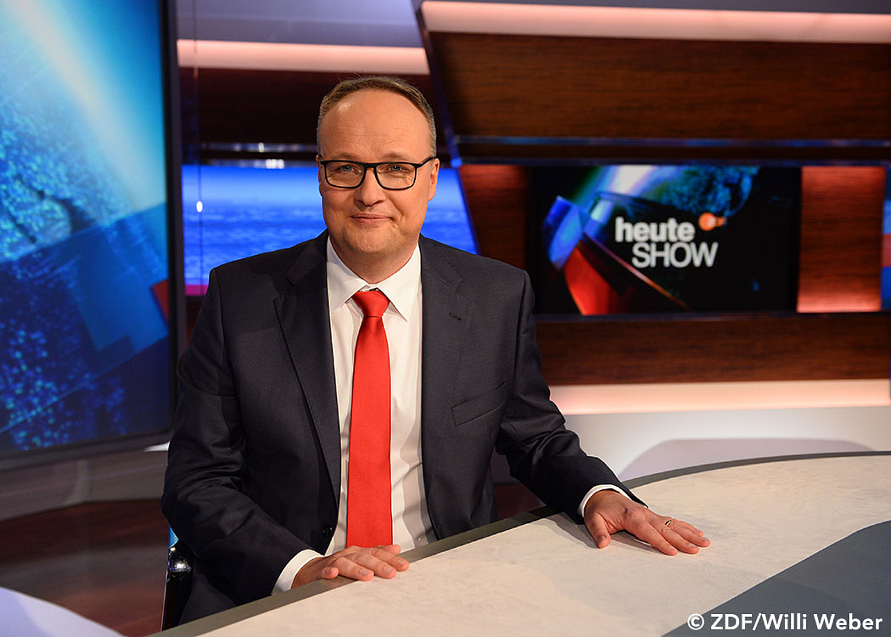 Anchorman Oliver Welke kommentiert in der heute-show wöchentlich die aktuellen Fernsehbilder aus Politik und Zeitgeschichte.