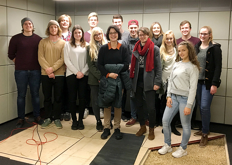 Dual Studierende des B.A. Journalismus und Unternehmenskommunikation mit ihrer Professorin Dr. Bettina Lendzian (Mitte) beim WDR.