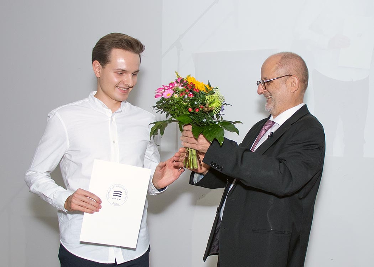 Max Beckmann receiving the certificate for his Deutschlandstipendium (Photo: Deborah Bischofberger)