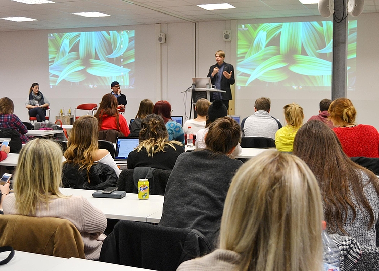 Online-Marketing-Experte Hendrik Unger im Audimax der HMKW Köln.