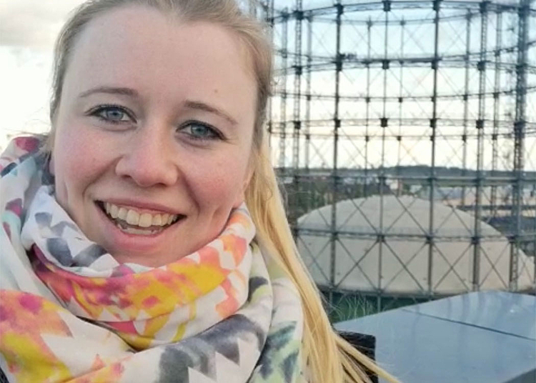 Business psychologist Sarah Mehlhorn on the EUREF Campus (in the background the Gasometer Schöneberg) 