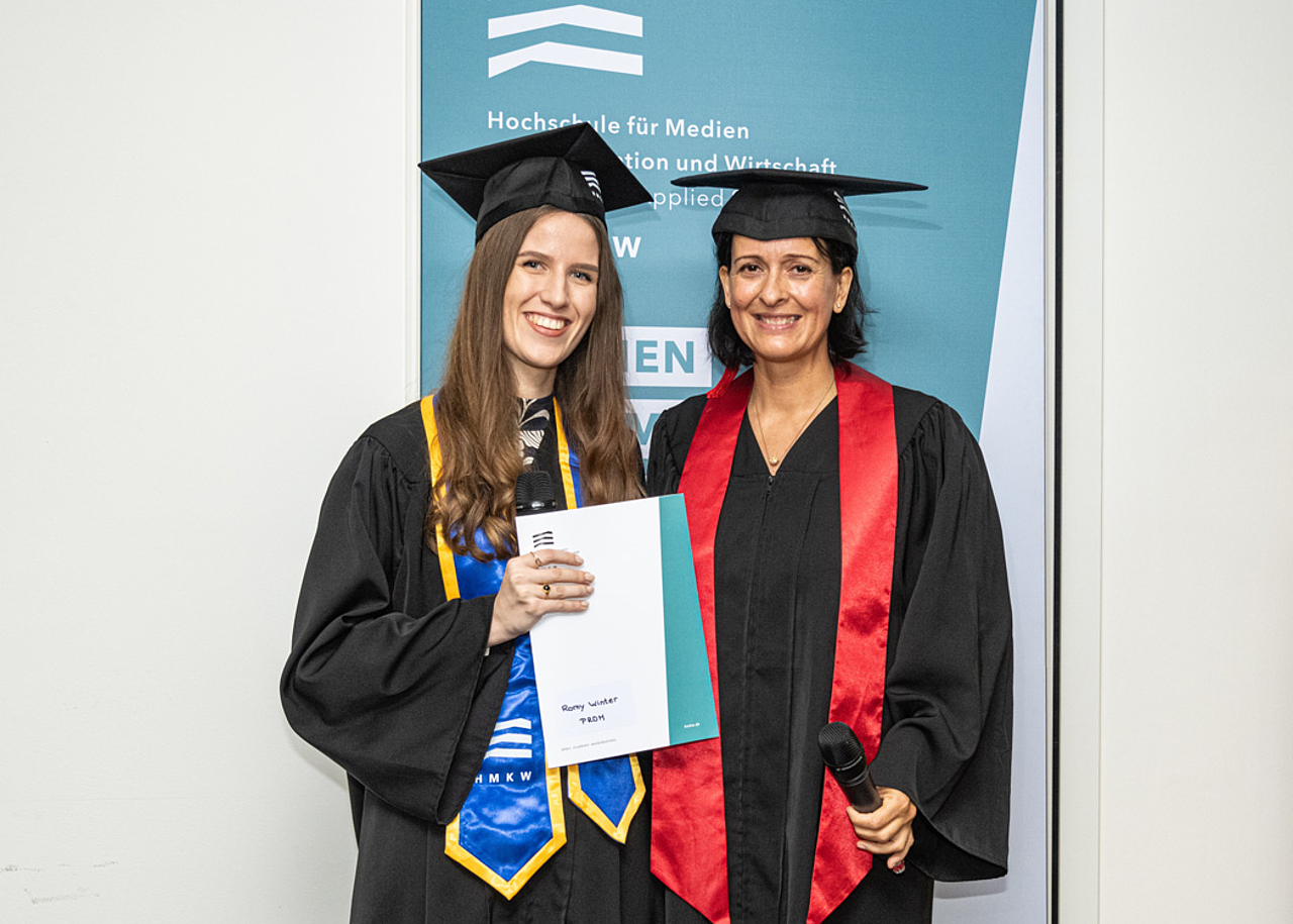 Romy Winter mit ihrer Prüferin Prof. Dr. Nanette Besson bei der Graduierungsfeier im Oktober 2022. Foto von Carsten Fork.