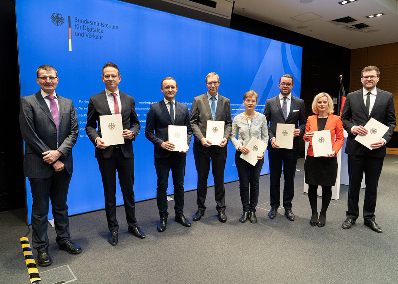 Staatssekretär Höppner (li.) vom BMDV mit den Partnern des Chronolite-Projekts, darunter HMKW-Professor Dr. Sebastian Schnieder (2. v. li.). Foto: Bundesministerium für Digitales und Verkehr