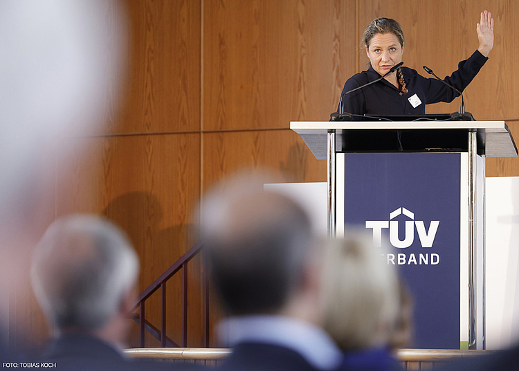 Foto von HMKW-Professorin Dr. Eva-Maria Eick während ihres Vortrags auf der TÜV Fit to Drive Conference 2022 in Berlin. Foto von Tobias Koch