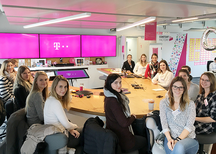 Master-Studierende der HMKW Köln mit Prof. Dr. K. Niemeyer am „Balken“ in der Content Factory der Deutschen Telekom.