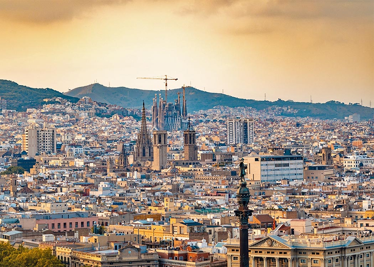 Eine ihrer ersten Berufserfahrungen machte Absolventin Anika Schoetzau in der lebhaften Metropole Barcelona. (Foto: Pexels)