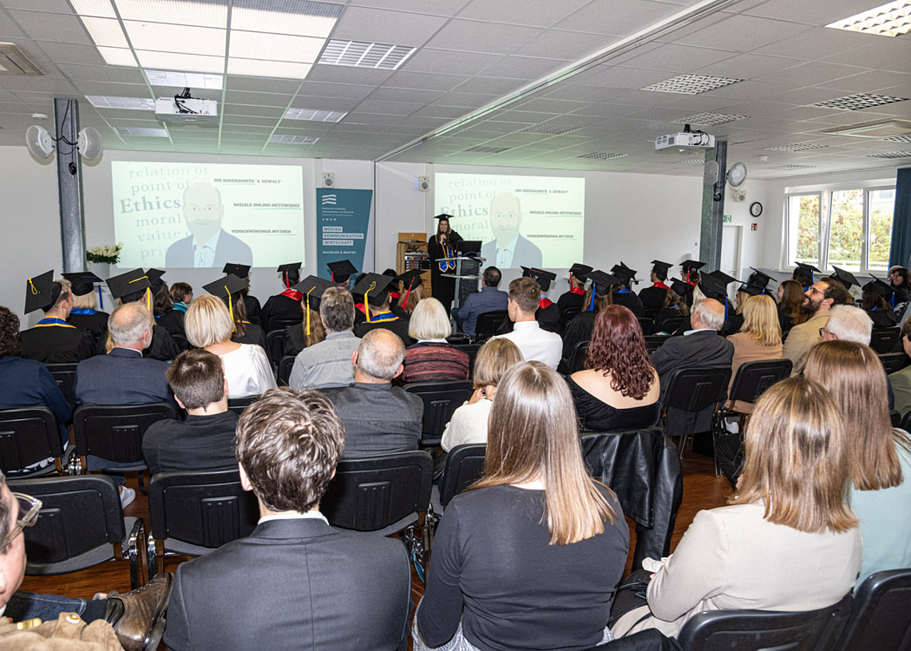 Die HMKW-Absolventin während ihrer Abschlussrede auf der Graduierungsfeier im Oktober 2022 an der HMKW Köln. Foto von Carsten Fork