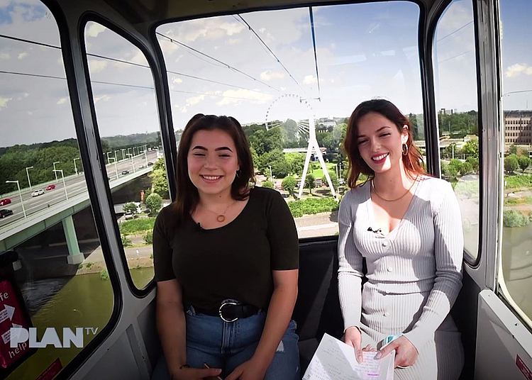 Paula Heuser und Lara Klein (v.l.n.r.) moderieren die Sendung aus einer Gondel der Kölner Seilbahn.