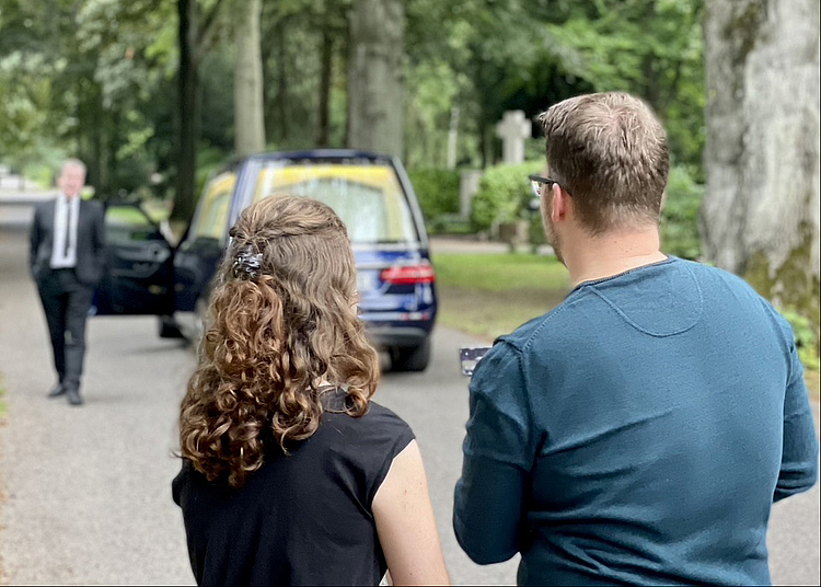 Making-of des Kurzfilms „Das Ende der Kreativität“. Master-Studierende der HMKW filmen Bestatter Christoph Kuckelkorn.