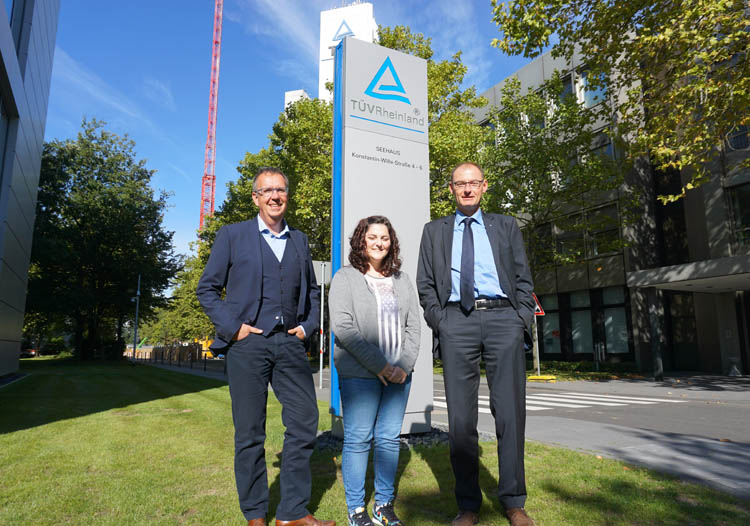 V. Atherley mit Konzernpressesprecher H. Müller-Gerbes und dem stv. Konzernpressesprecher J. Meyer zu Altenschildesche.